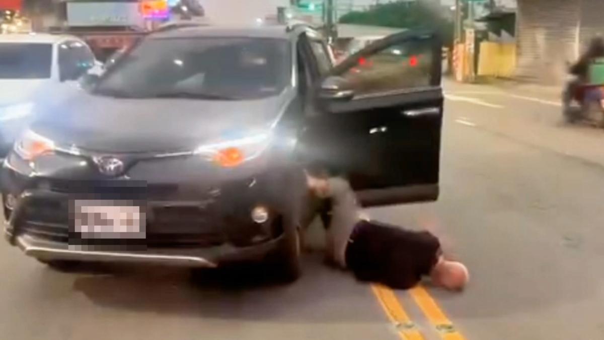 高雄阿北追撞前車!頭落地半截身體滑出來 施暴後還肇逃