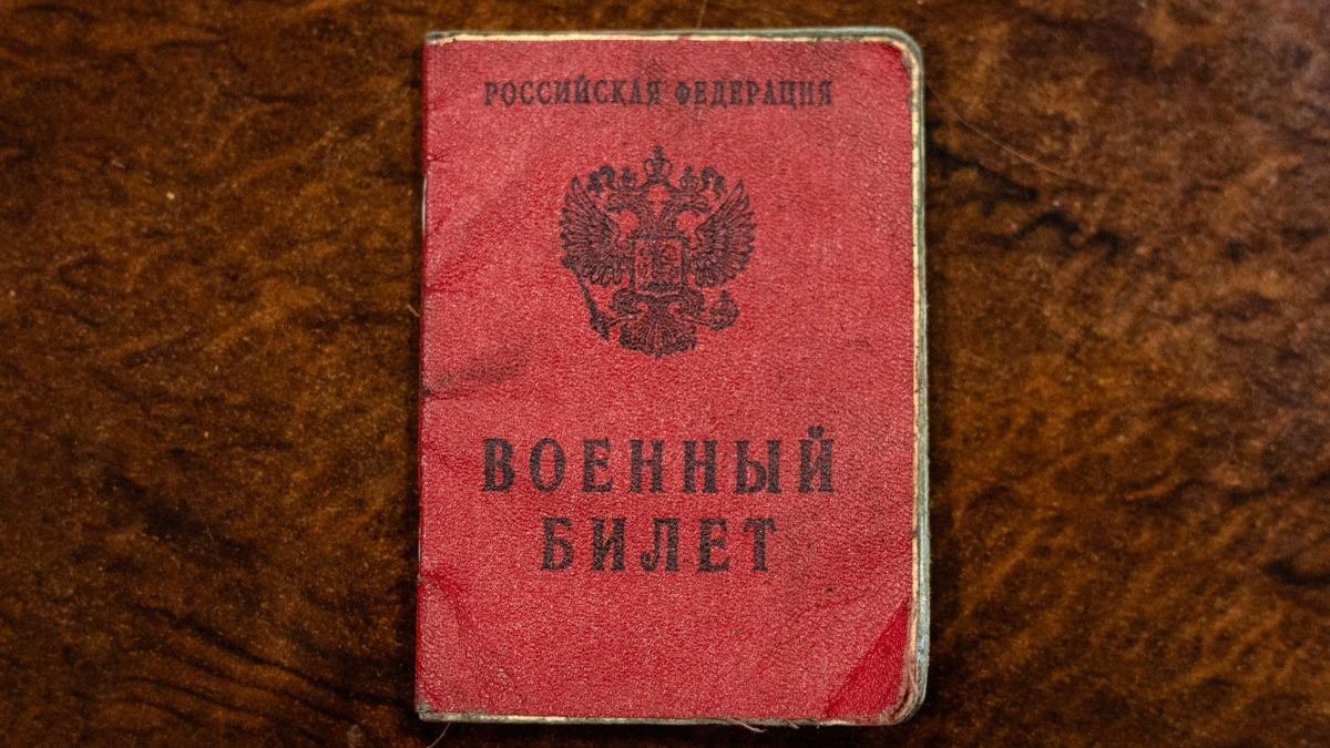 一名戰俘帶著的俄軍身分證。(圖/翻攝自X @ZelenskyyUa)