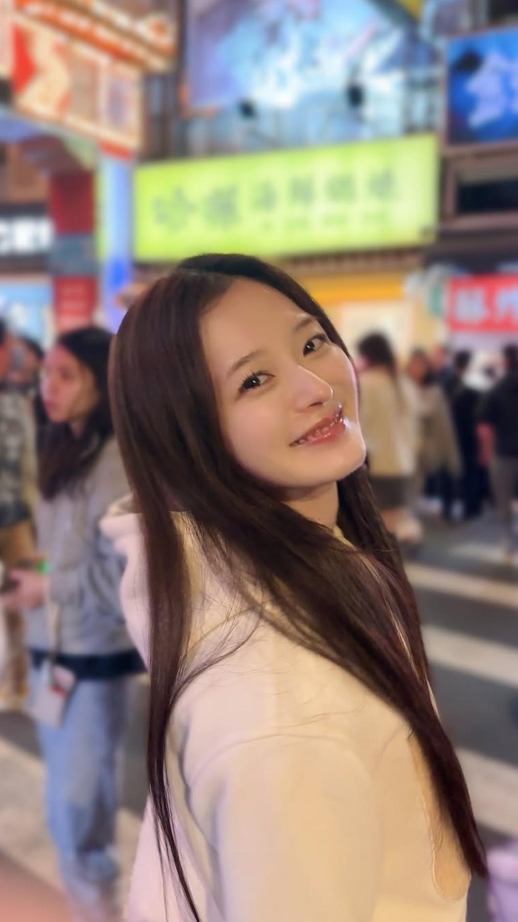 「東大校花」神谷明采來台夜市大啖小吃。(圖/翻攝神谷明采IG)