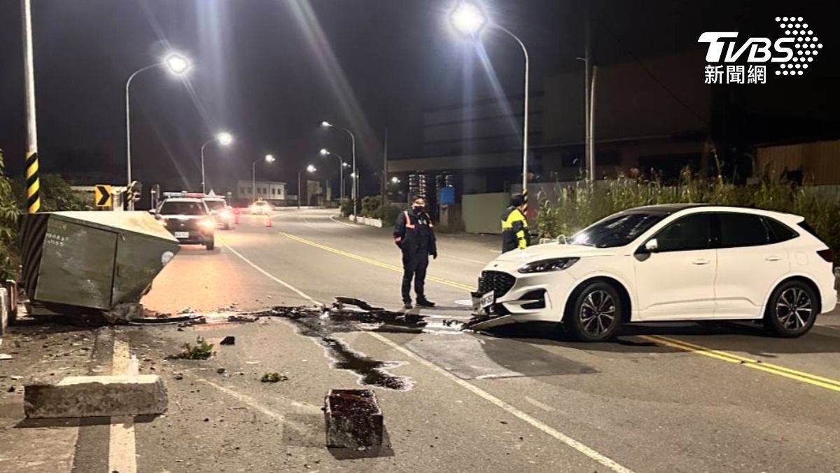 高雄深夜車禍!酒駕男「撞爛變電箱」 橋墩也噴飛