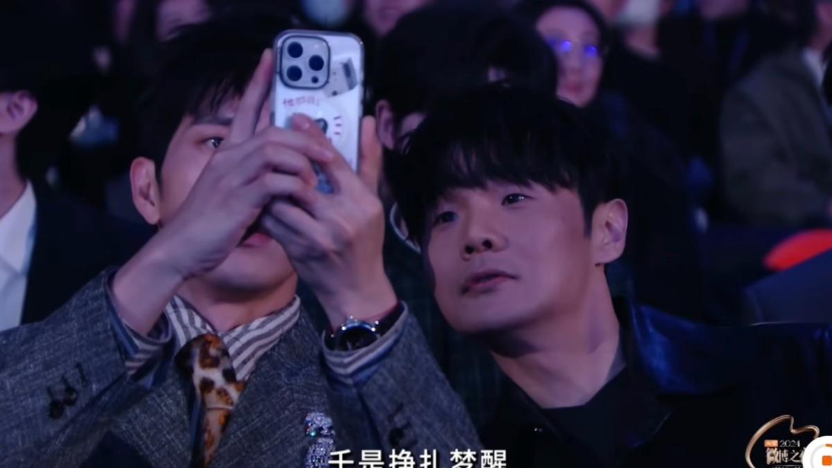 李榮浩台下反應全被拍。(圖/翻攝自微博之夜微薄)