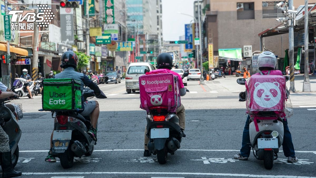 外送員在路上穿梭，一不小心就容易出車禍。（示意圖／shutterstock達志影像）