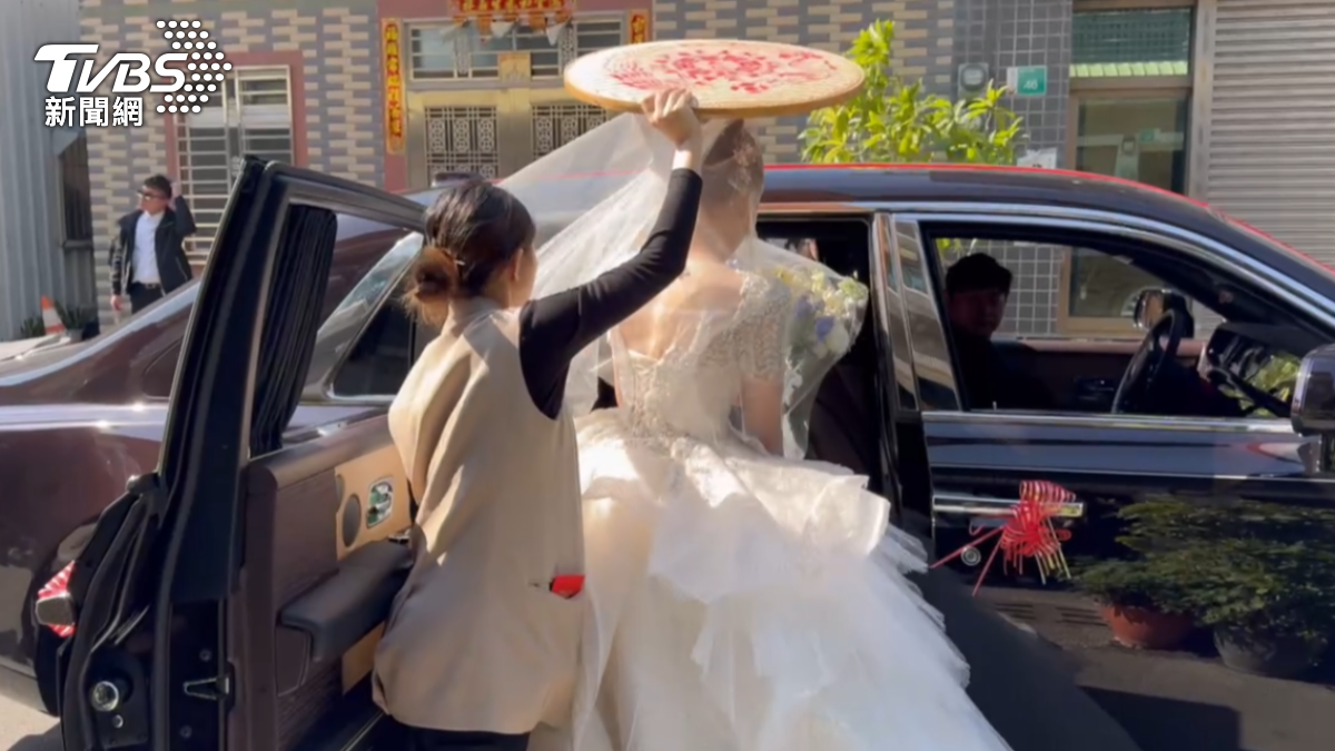 10台豪華超跑大陣仗迎娶台南美嬌娘。(圖/TVBS)