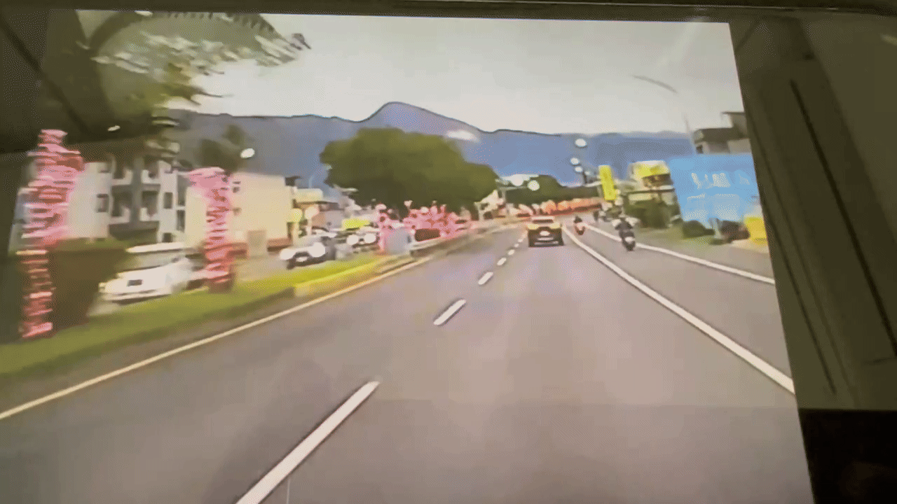狗疑被踢下機車險遭輾。（圖／警方提供）