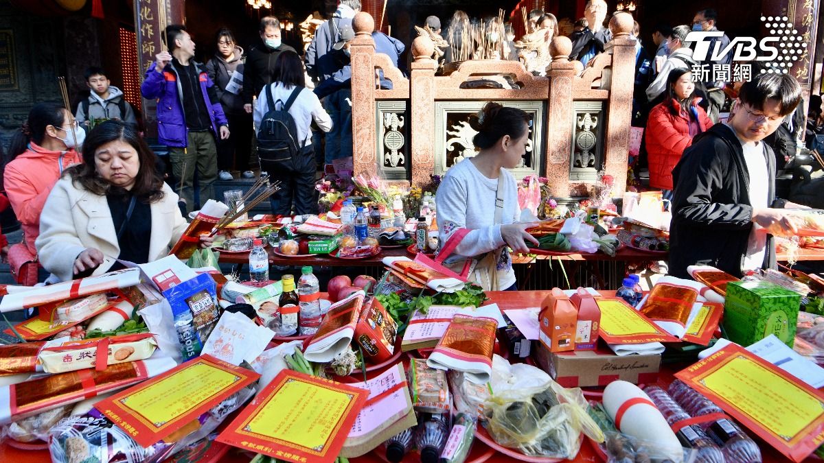 學測將近!文昌廟滿桌「准考證+供品」 紙雕孔子像超壯觀