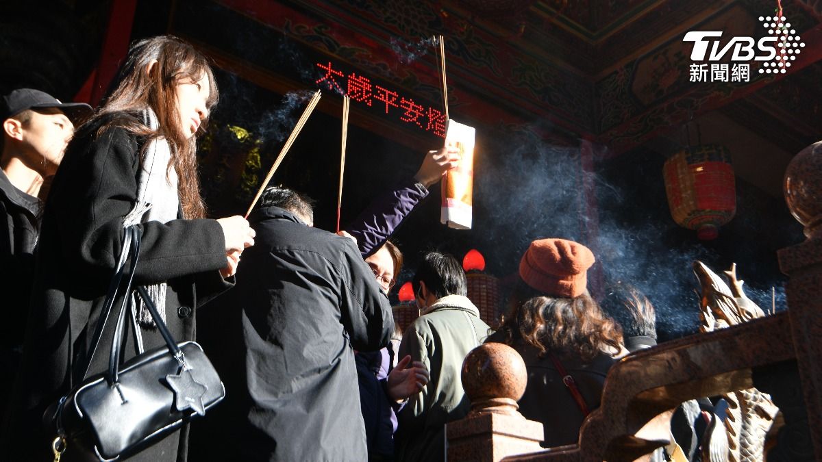 考季來臨台北市文昌宮香火鼎盛，不少父母和考生來拜拜祈求考試順利。(圖／胡瑞麒攝)