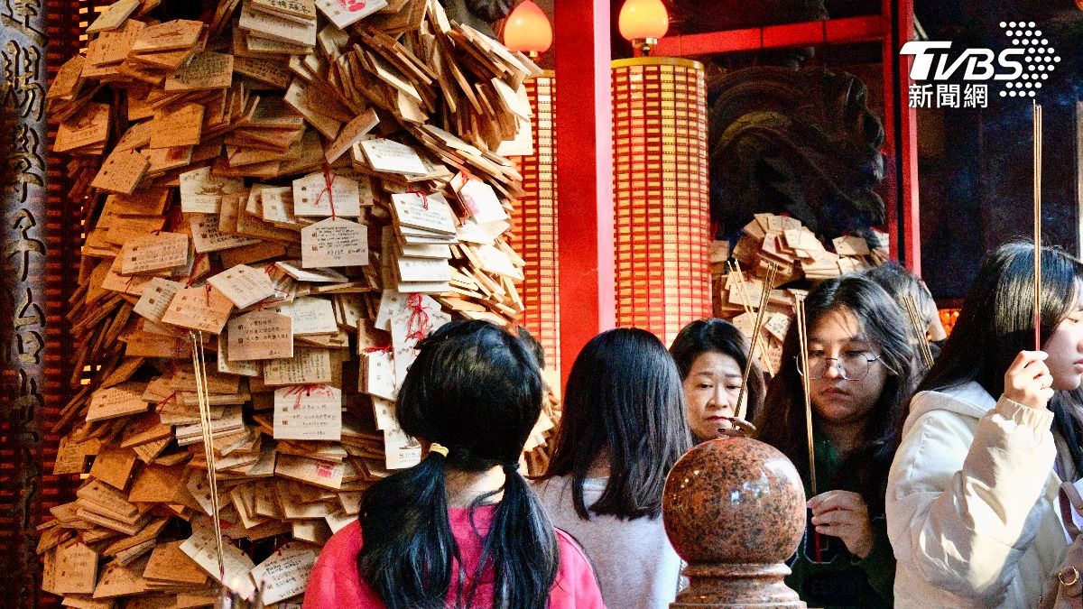考季來臨台北市文昌宮香火鼎盛，不少父母和考生來拜拜祈求考試順利。(圖／胡瑞麒攝)