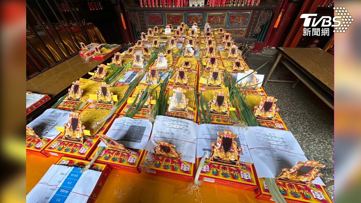 嘉義市鎮南聖神宮的紙雕孔子像十分吸睛。（圖／民眾提供）