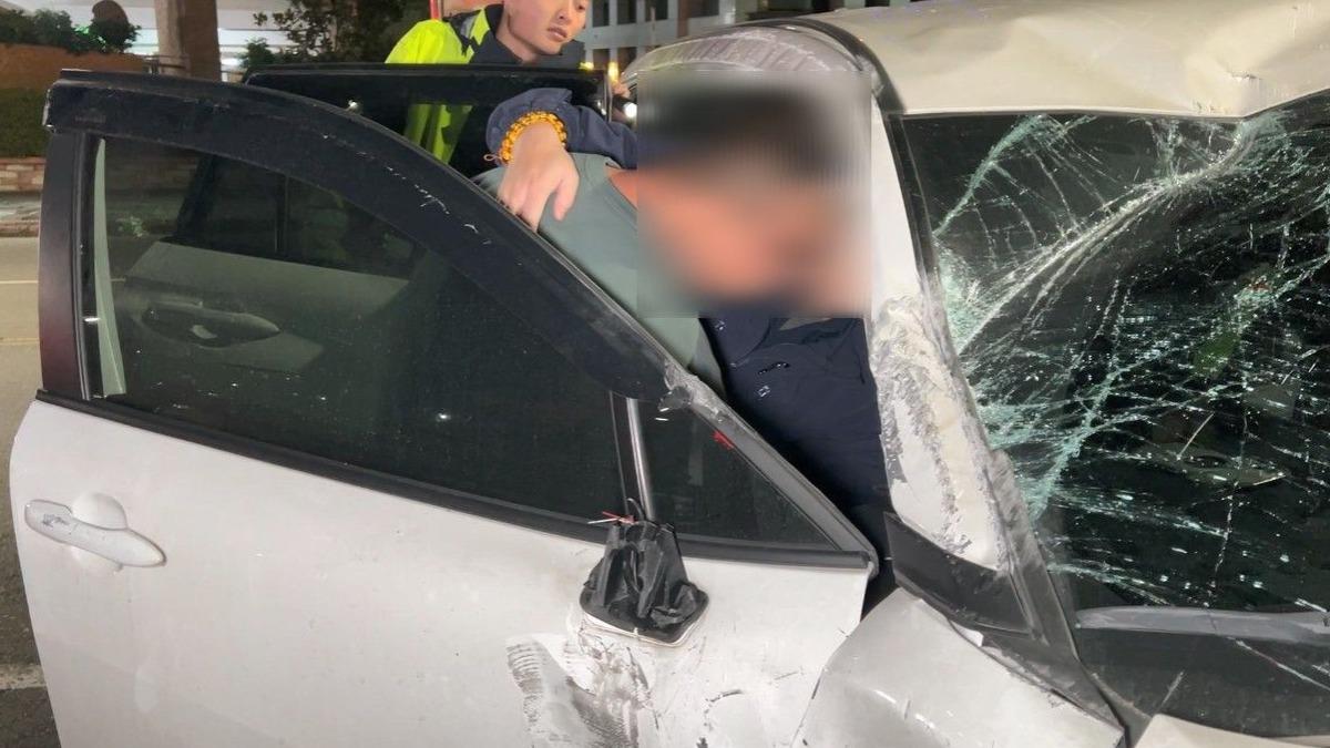 警方於駕駛張男車內查獲毒品。(圖/翻攝畫面)