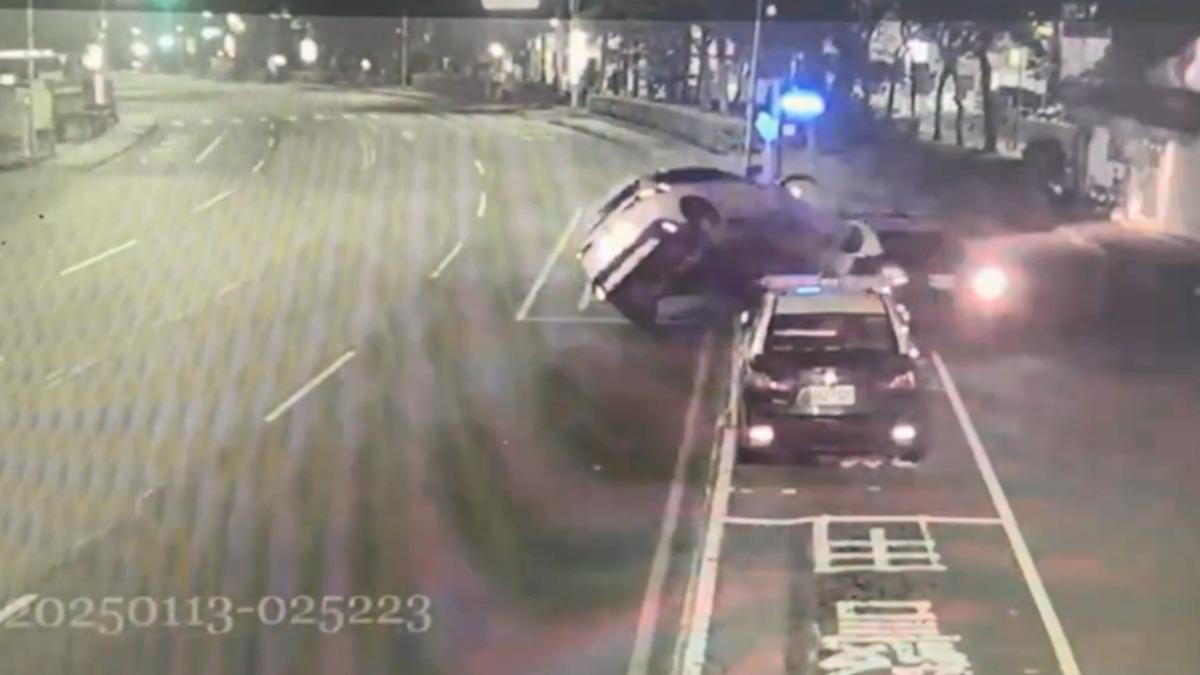 休旅車撞擊警車瞬間。(圖/翻攝畫面)