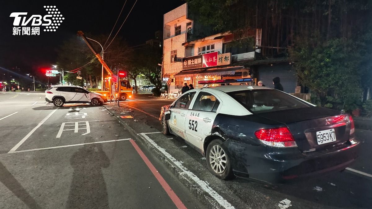 自投羅網?派出所前撞警車翻覆 警搜出「喪屍菸彈」