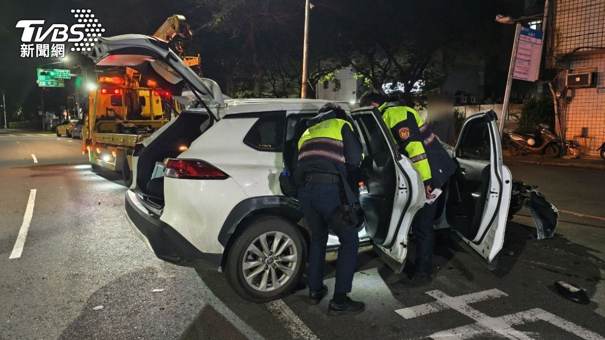 警方於車內搜出「喪屍煙彈」等毒品。(圖/陳冠宇攝)