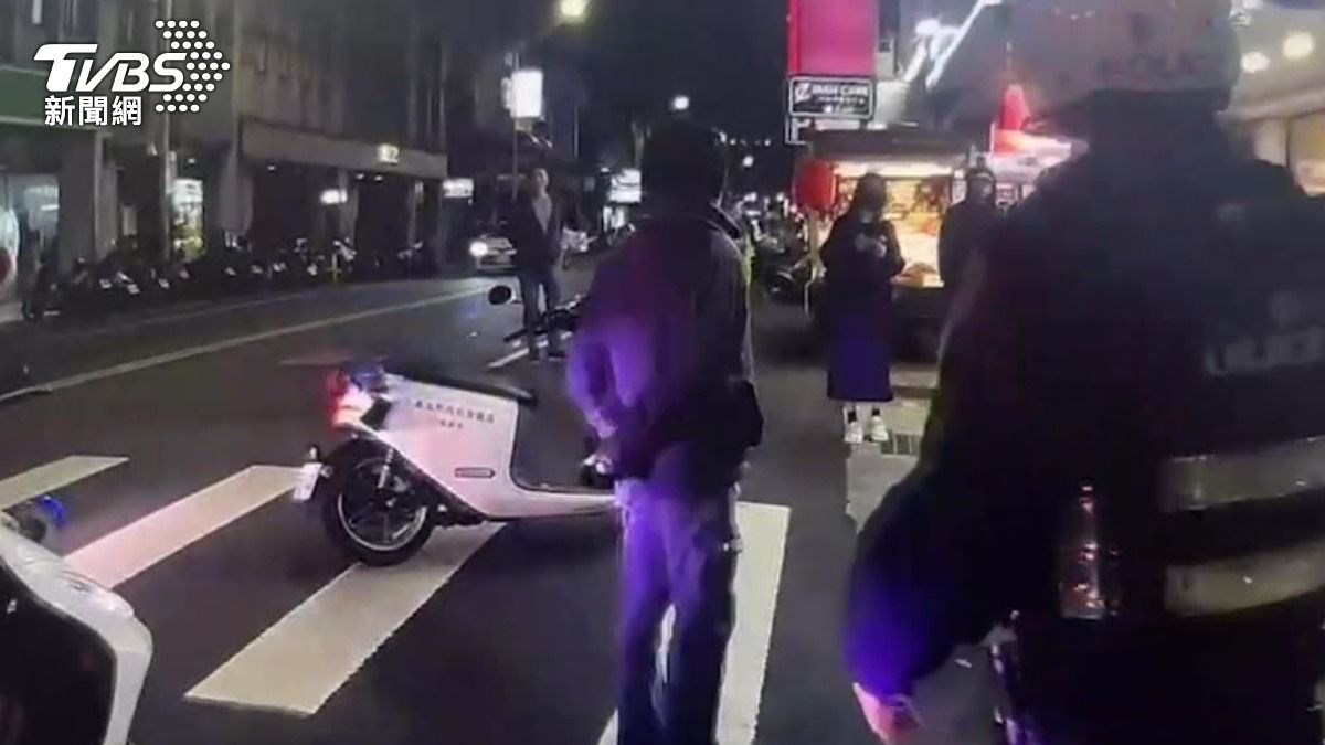 警方到場控制場面。(圖/TVBS)