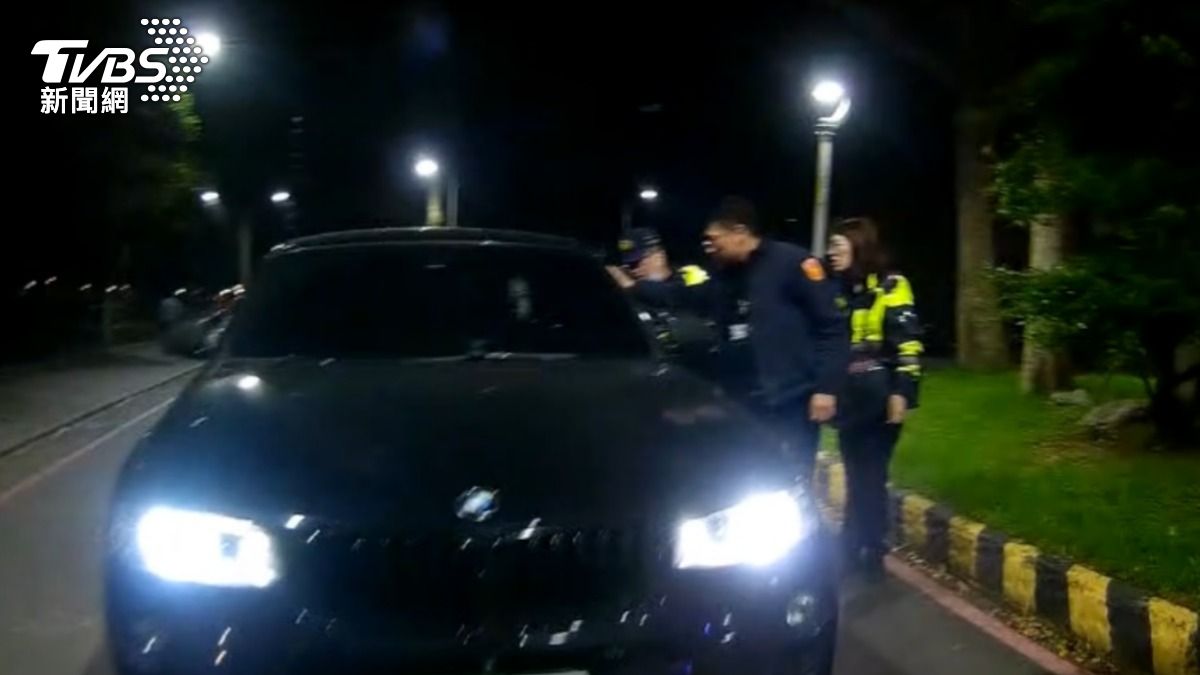太離譜!BMW男酒駕「昏睡卡路中央」 警狂拍車窗他才驚醒