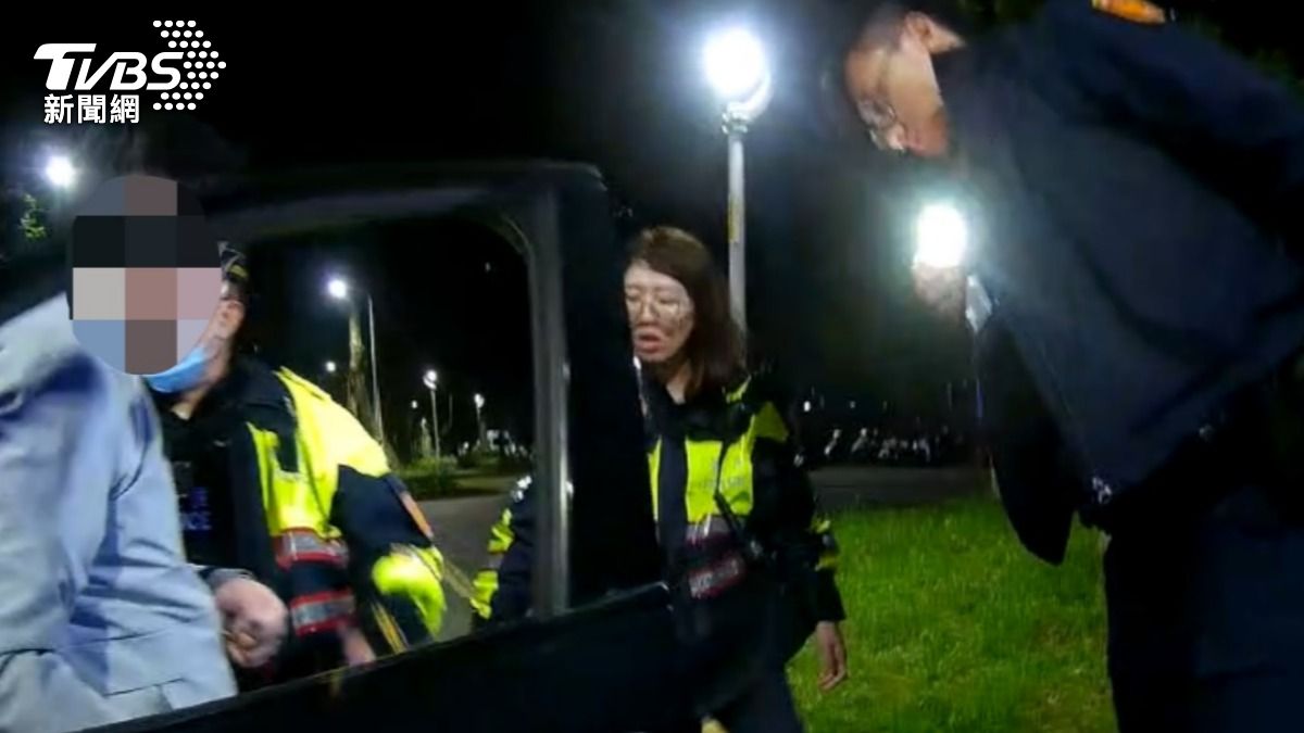 BMW駕駛酒駕昏睡卡路中央,警員到場關切後他才驚醒。(圖/TVBS)