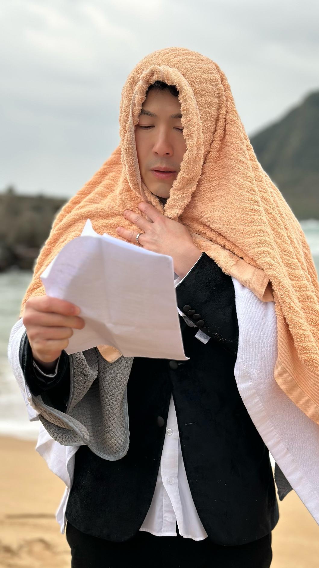 黃少祺笑稱寒流來襲時跳海「是宿命」。(圖/三立提供)