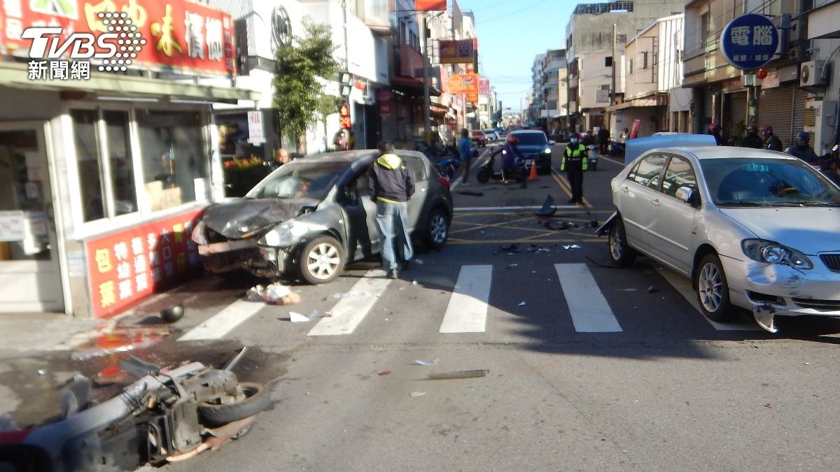 李男不知何故,在五福街與蔣公路口猛力追撞前方停等紅燈的3台車。(圖/TVBS)