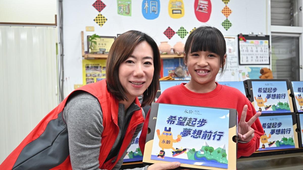 郭曉玲新年寒冬送暖，捐贈千雙全新球鞋給弱勢兒童。（翻攝永齡慈善教育基金會臉書）