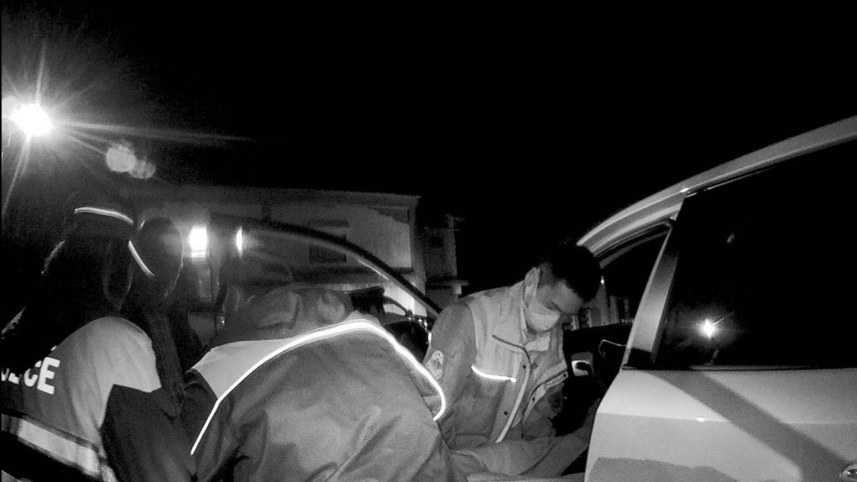 高雄比丘尼「捂胸口」臉色蒼白倒駕駛座 警車路過搶回一命