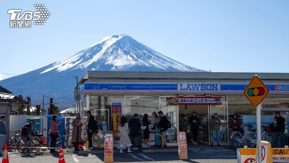 又搶拍富士山超商!遊客自發「排隊拍照」 亂穿車道沒改善