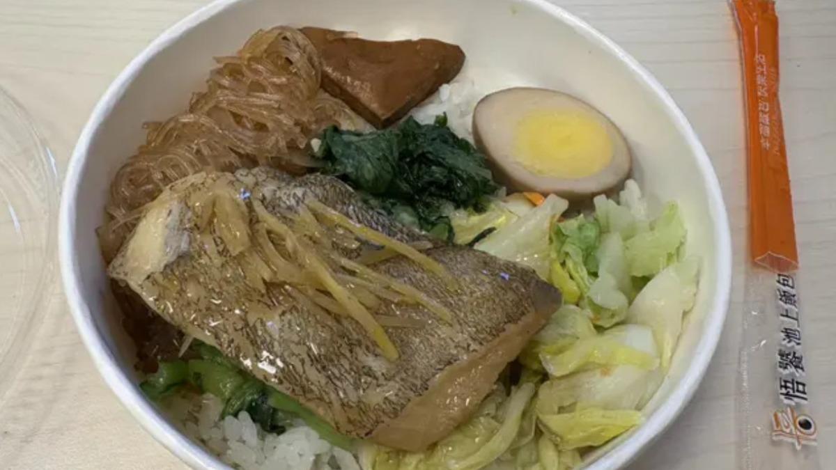 網友分享咬到「碎牙暗器」往事。(圖/翻攝自Dcard)