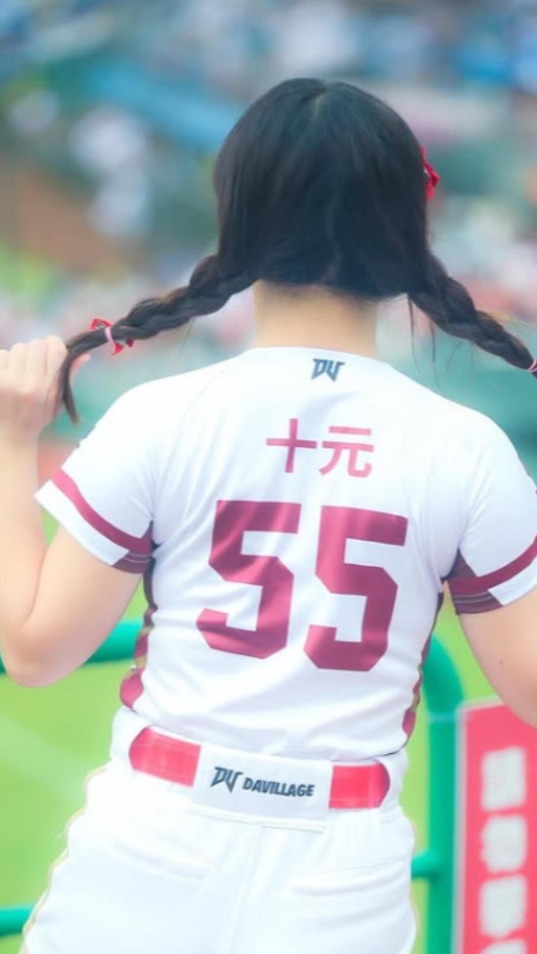 十元感性告白樂天球迷。(圖/翻攝自10yuan.0424 IG)