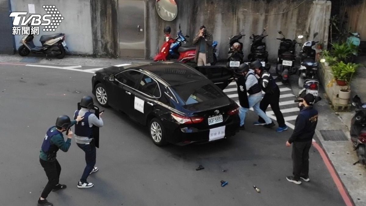 板橋街頭槍聲大作!50警街頭「防搶演練」民眾險當真