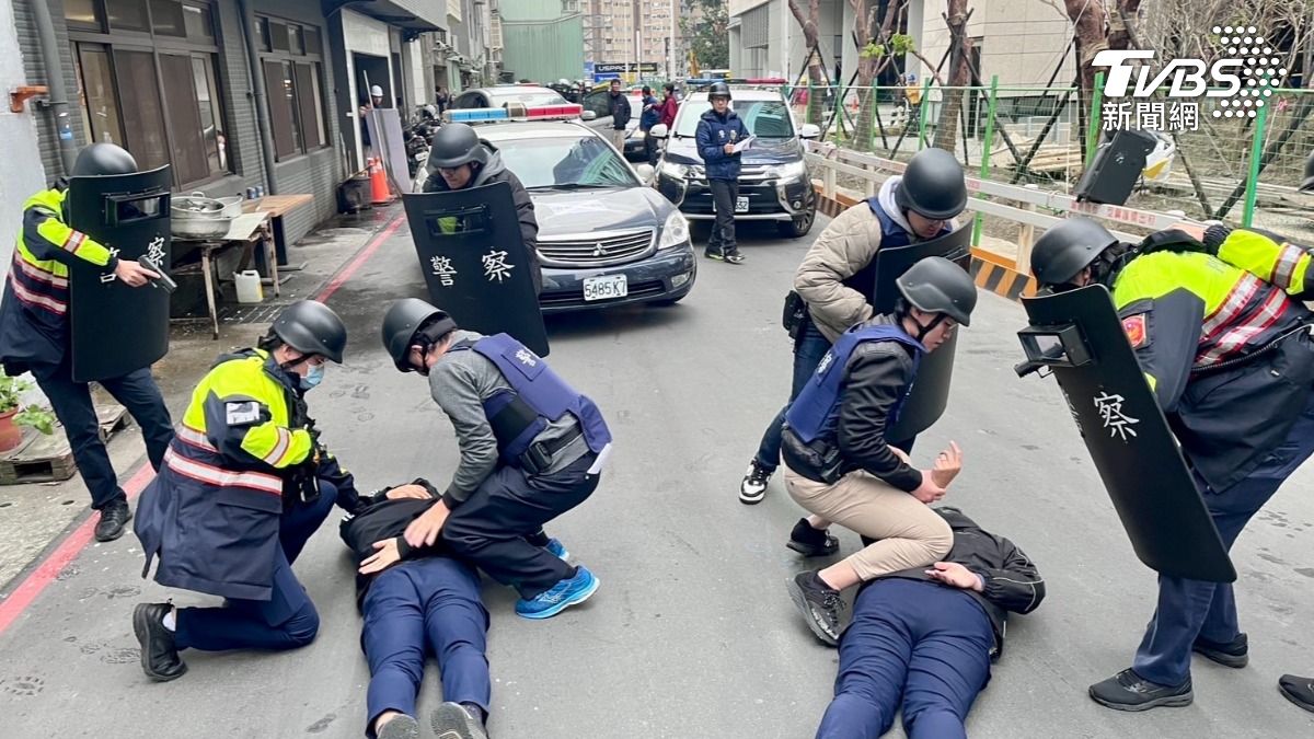 警方以口袋戰術將歹徒困於封閉場域。（圖／TVBS）