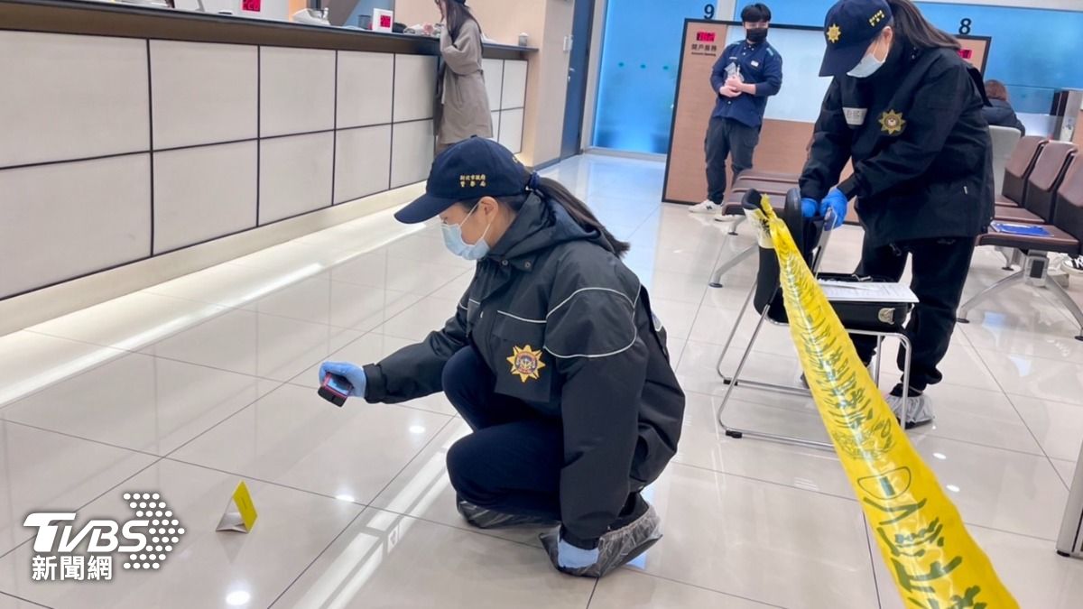 員警假扮為償還債務而搶劫的歹徒。（圖／TVBS）