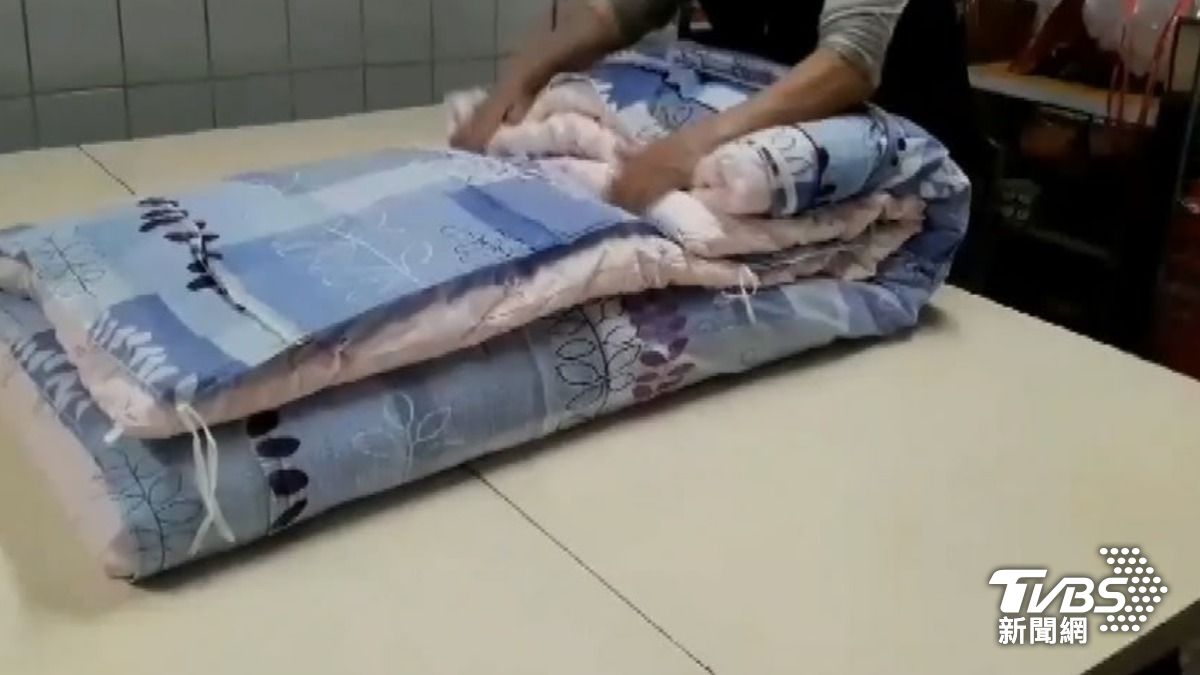 舊棉被、枕頭怎麼丟? 環保局解答了「先看體積」