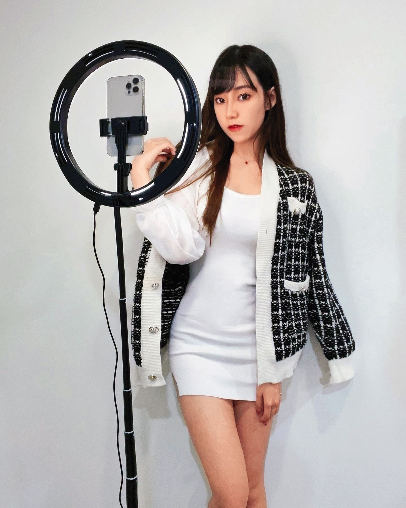 奈奈子雖關閉社群帳號，但成人平台SWAG喊話歡迎她回歸。（圖／翻攝自奈奈子臉書）
