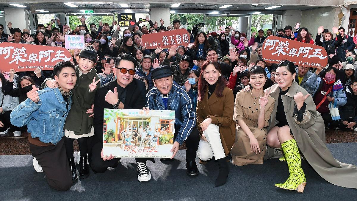 黃新皓(左起)、張絡扉、柯叔元、黃西田、林玟誼、柏妍樺、劉紀範出席見面會。(圖/華視提供)