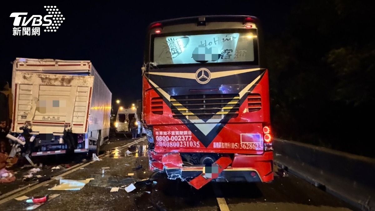 大貨車、和欣客運與聯結車等11輛車的嚴重追撞事故,釀2死3傷。(圖/TVBS)