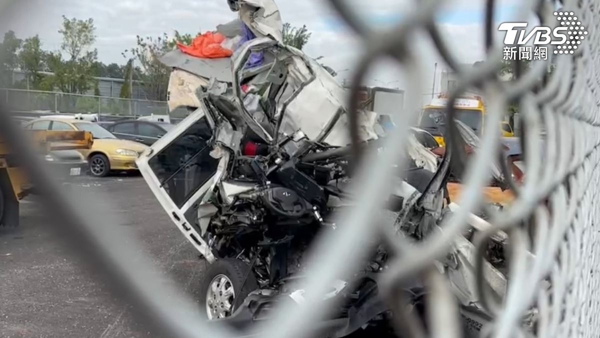 國1路竹段11車追撞一片混亂 小貨車壓成「鐵餅」2人受困亡