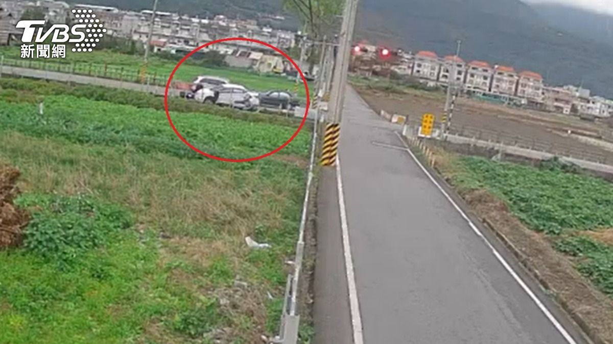 有片/花蓮2婦人開車搶快相撞 無辜騎士慘被擠壓稻田護欄