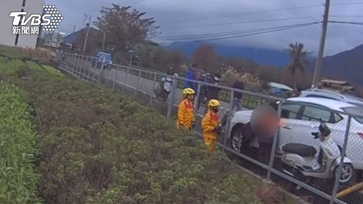 騎士慘被擠壓在稻田護欄邊。(圖/TVBS)