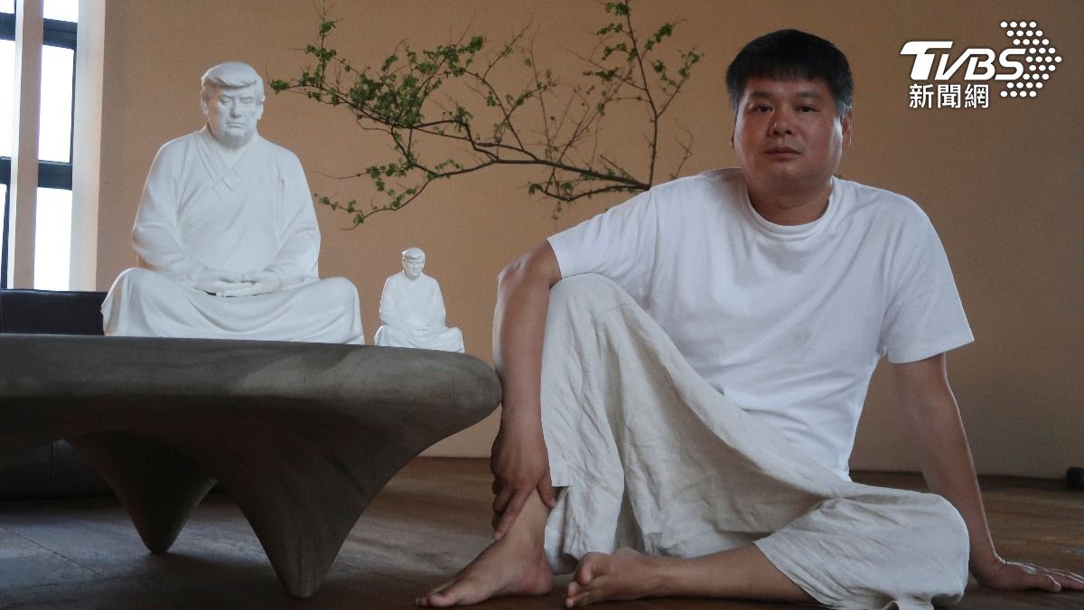 洪金石與他所創作佛像般的川普打坐雕像。(圖/達志影像路透社)