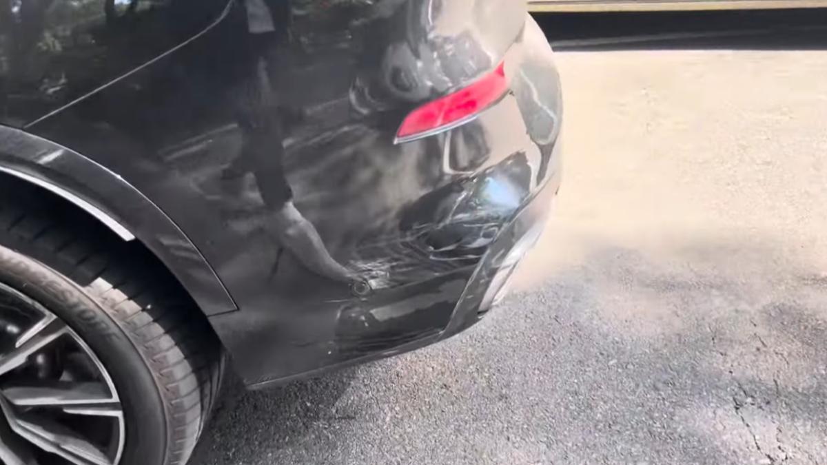 轎車被追尾傷痕累累。(圖/翻攝自「陳柏源-(閩南狼PYC)」YT頻道)