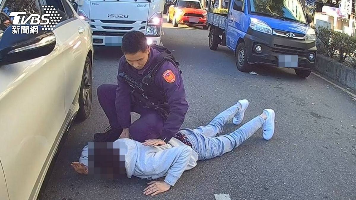 桃園警街頭拔槍追逐戰!他見車手被逮飛車逃 慘被包圍壓制