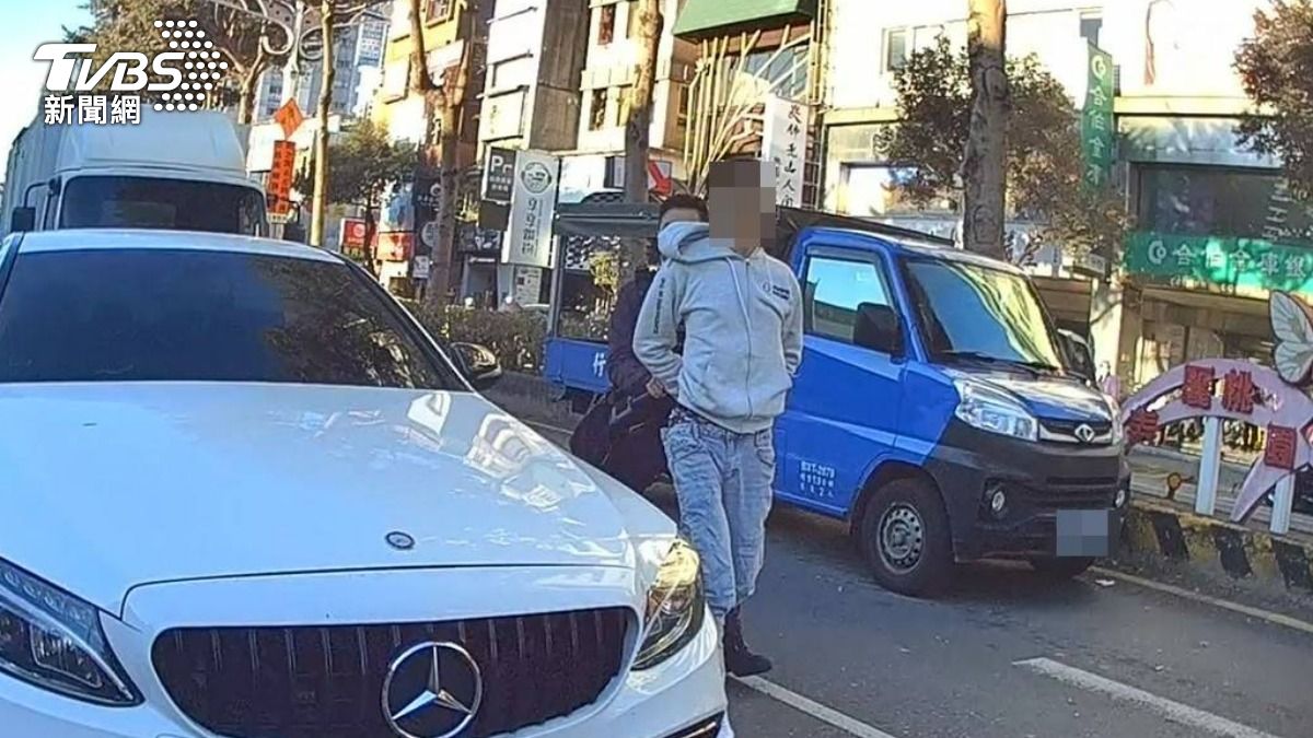 18歲車手遭逮同夥逃逸，警方攔截壓制。（圖／TVBS）