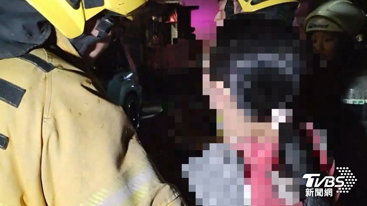 夫妻倆想救兒卻無法進去只能眼睜睜看著兒子受困，相當崩潰。（圖／TVBS）