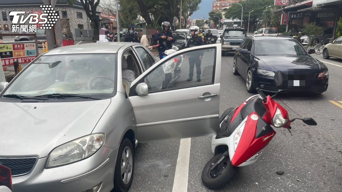 沒在看！花蓮臨停駕駛「突開車門」　害女騎士慘摔手濺血