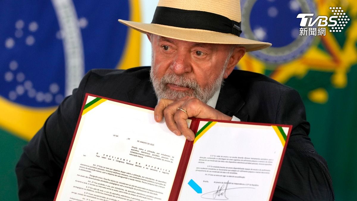 巴西總統盧拉（Luiz Inácio Lula da Silva）13日簽署了限制學生在學校使用智慧型手機的法案。（圖／達志影像美聯社）