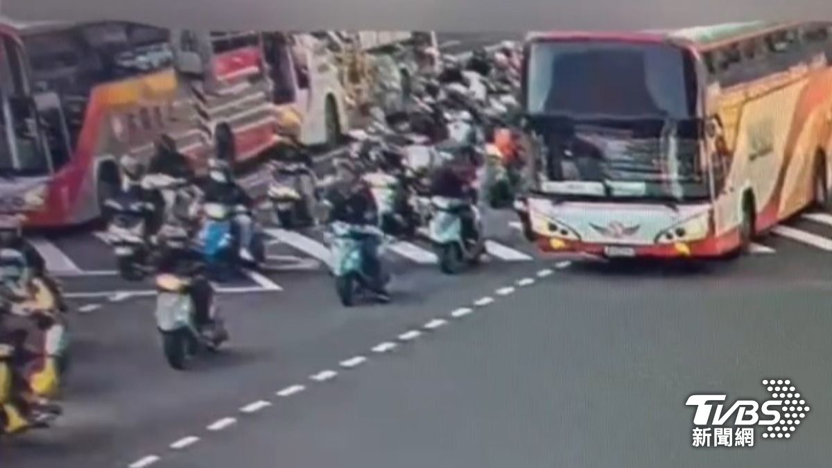 未注意前車狀況!北市2客運追撞 市府轉運站外一度壅塞卡死