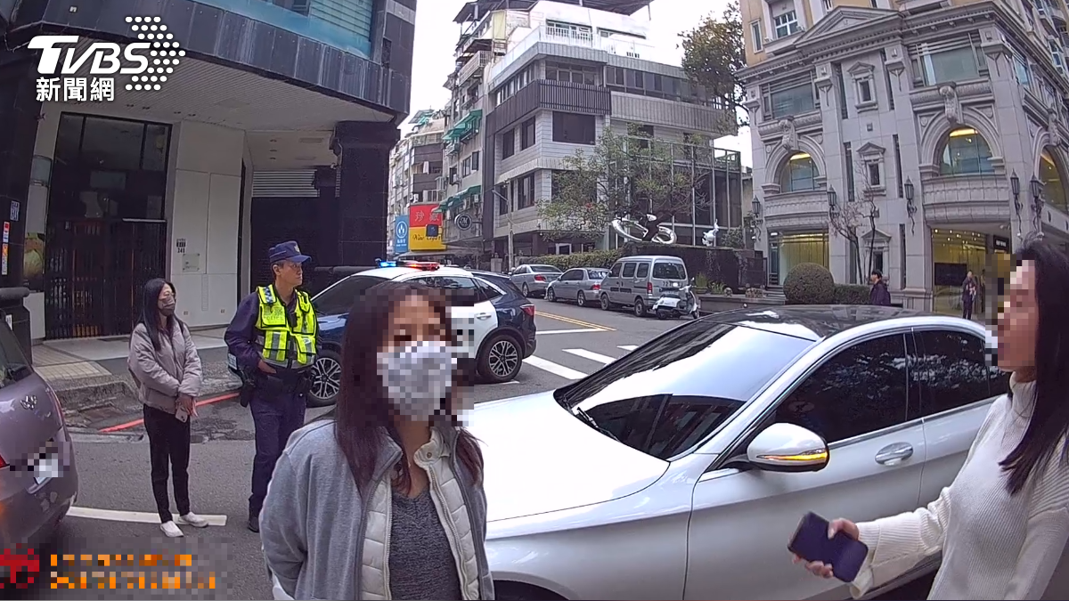 爭車位搶破頭！台中女路中對槓賓士　結局卻是他得利