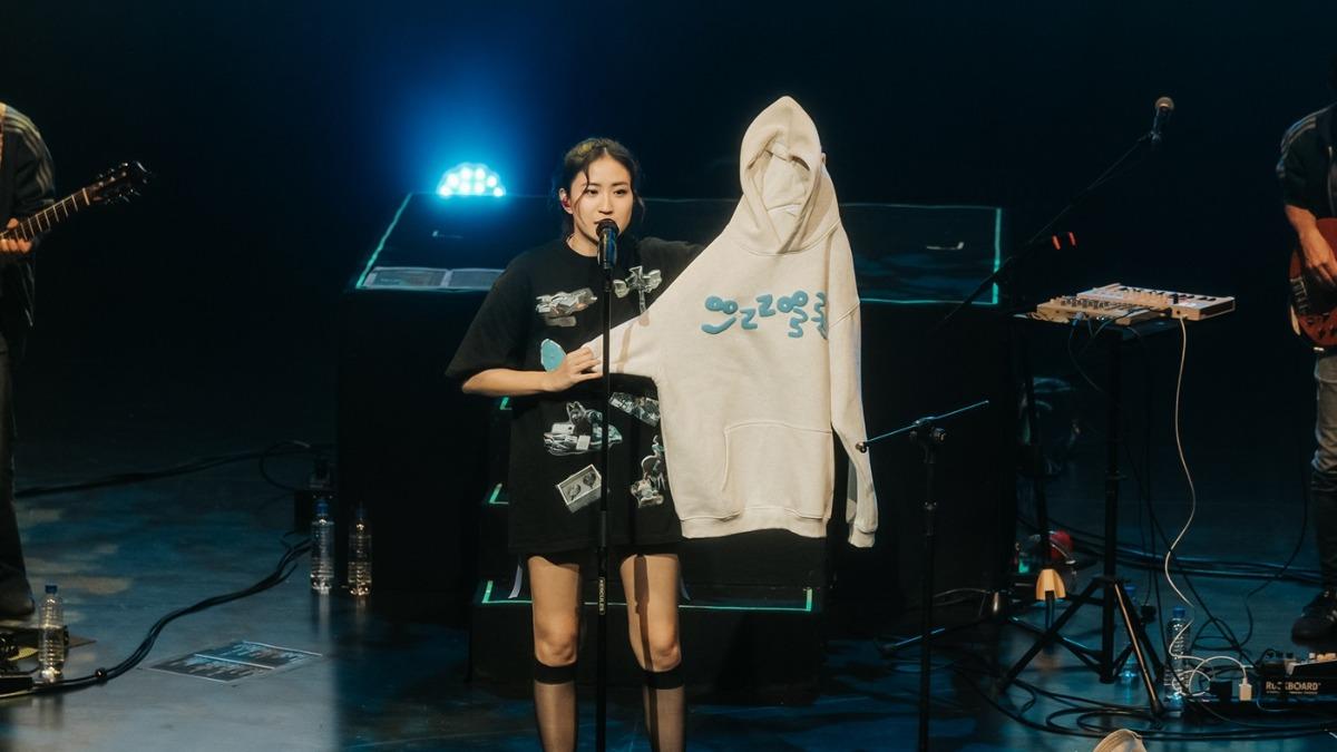 9m88為了介紹週邊商品,豁出去邊唱邊脫。(圖/KKLIVE X 爵士寶貝提供)
