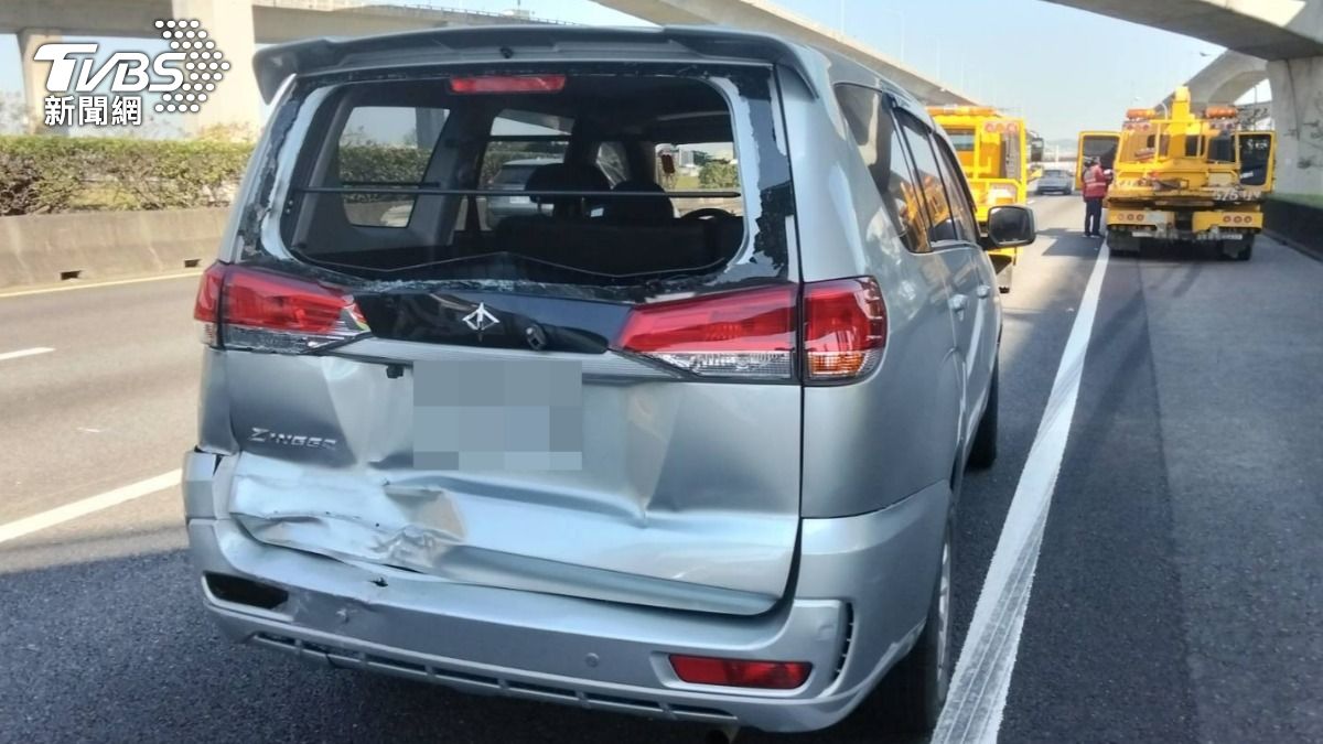 遭撞的廂型車車殼凹陷、擋風玻璃全碎。（圖／TVBS）