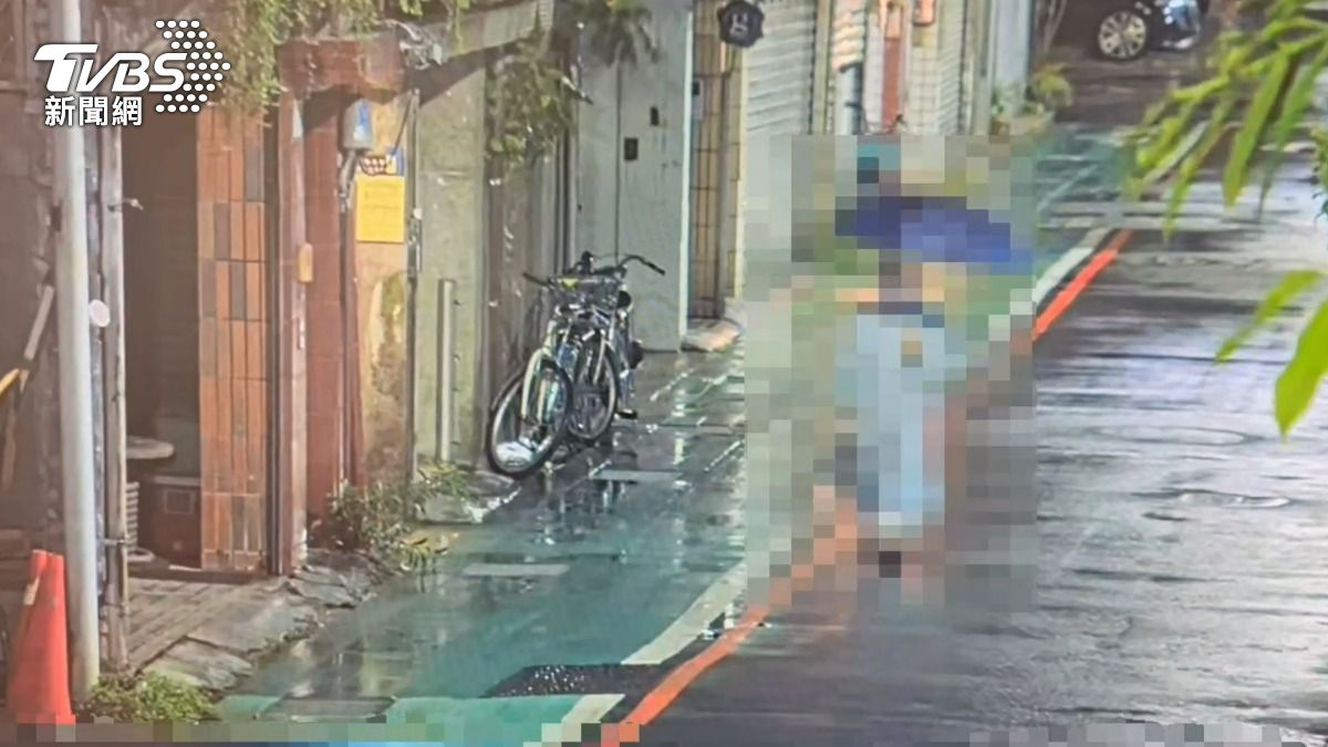 吳姓女住持犯案後離開精舍。(圖/TVBS)