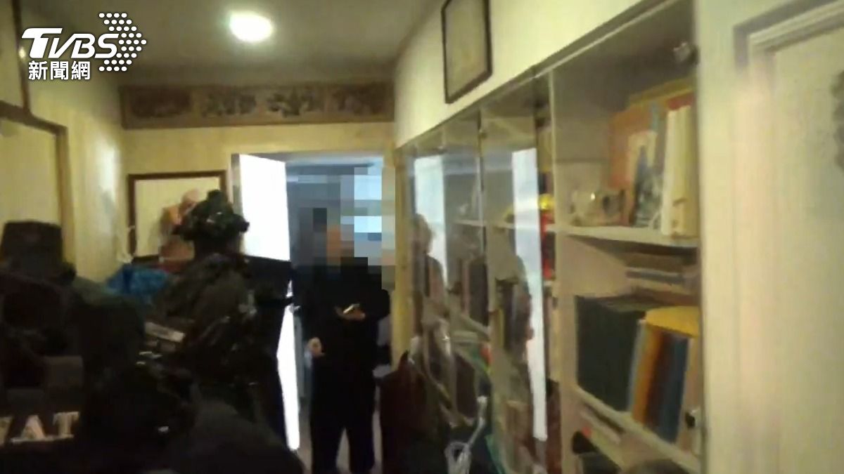 警方攻堅逮捕疑似幕後藏鏡人的知名作家王薀。(圖/TVBS)