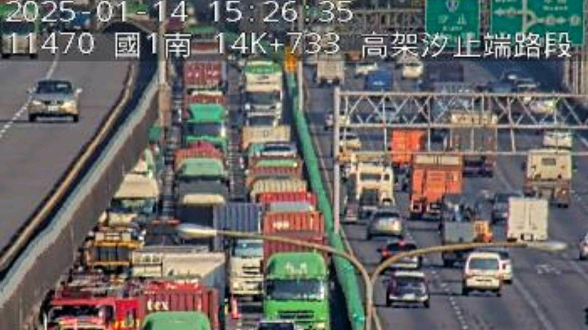 國道1號汐止路段發生3車追撞，現場塞爆。（圖／國道即時路況）